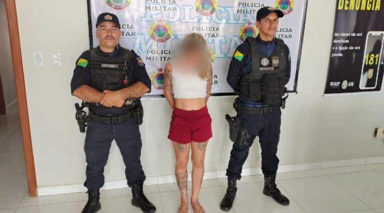 Mulher com dois mandados por tráfico é presa em Porto Walter após tentar atacar outra mulher em bar