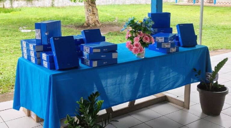 Estudantes do Ensino Médio em Cruzeiro do Sul são contemplados com tablets que já vêm com acesso à internet