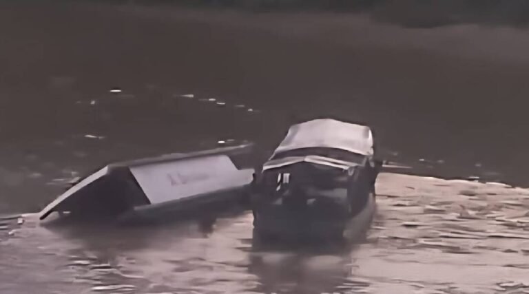 Embarcação afunda no rio Juruá após colisão com tronco em Porto Walter