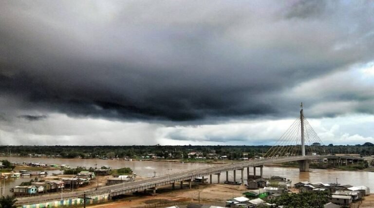 Inmet emite alerta de chuvas intensas para 12 cidades do Acre; ventos podem chegar a 60 km/h