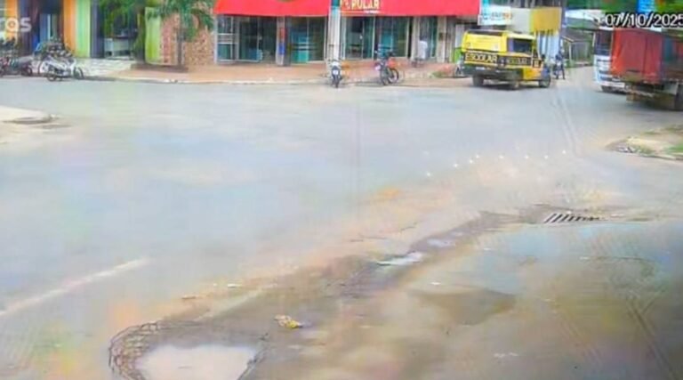 Veículo escolar invade contramão e bate em poste durante manobra arriscada no interior do Acre