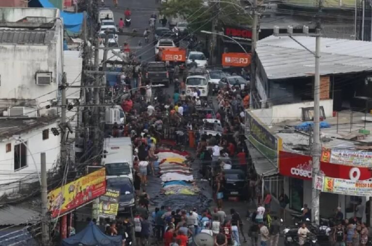 Mortos passam de 100 em operação no RJ após moradores recuperarem 54 corpos