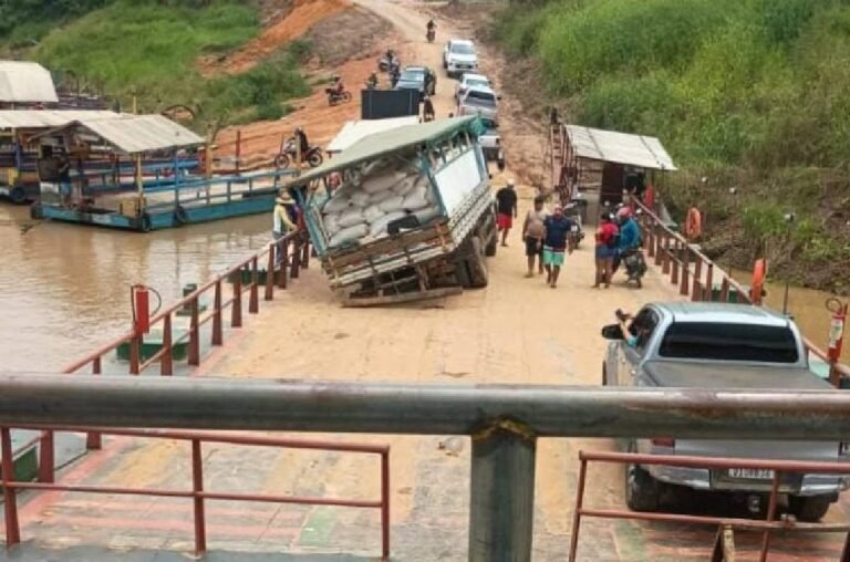 Caminhão carregado de farinha quase tomba em balsa e interrompe travessia no Rio Juruá, em Rodrigues Alves