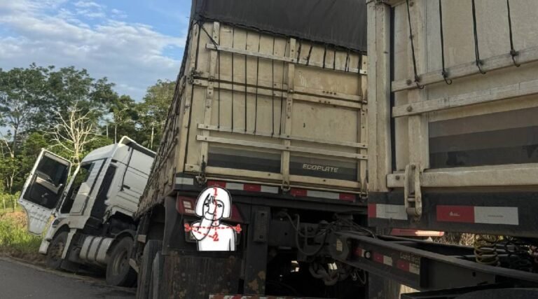Carreta sai da pista na BR-364 após motorista tentar desviar de buraco