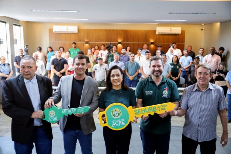 Mailza participa de sorteio de casas populares que beneficiarão 100 famílias em Xapuri