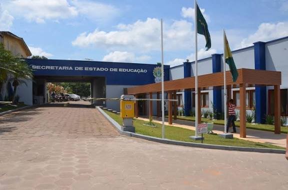 Governo publica edital suspendendo efeitos de decisões judiciais sobre concurso da Educação no Acre