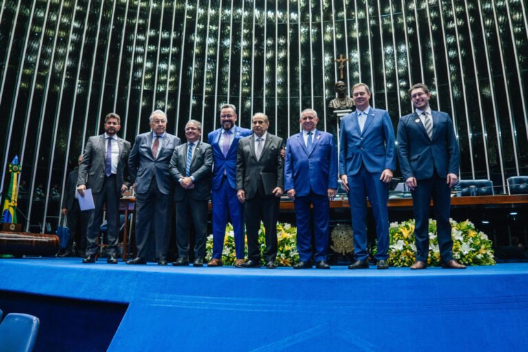 Senador Alan Rick homenageia o acreano Leandro Domingos durante lançamento do selo comemorativo pelos 80 anos da CNC