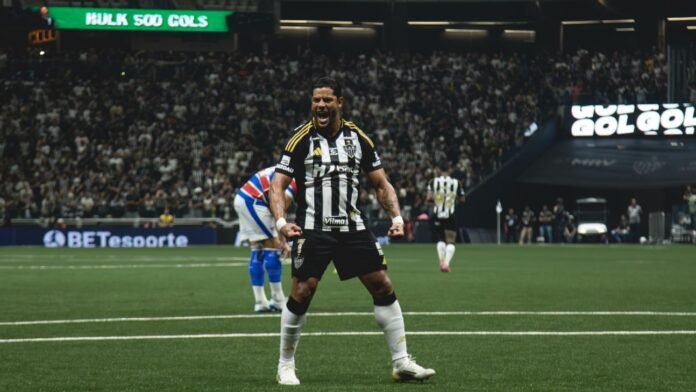 com-hat-trick-de-deyverson,-fortaleza-busca-empate-com-atletico-mg-no-fim-e-estraga-festa-de-hulk