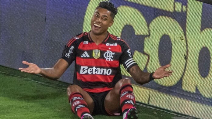 flamengo-ataca-var-por-ignorar-chute-de-thiago-silva-em-bruno-henrique: