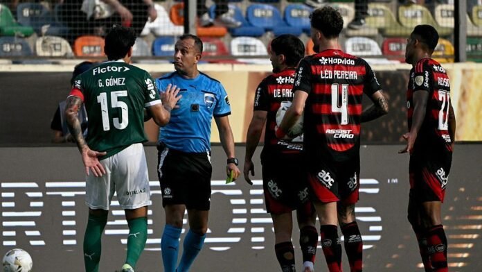 simon-diz-que-pulgar-deveria-ter-sido-expulso-por-entrada-em-fuchs-durante-palmeiras-x-flamengo: