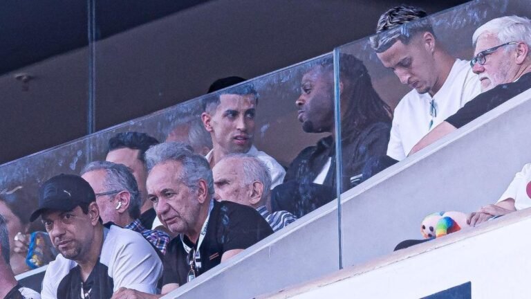 cancelo,-joao-felix-e-renan-lodi-acompanham-wesley-em-jogo-do-corinthians-e-ganham-camisas: