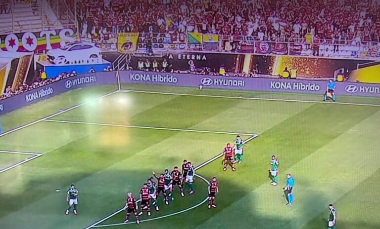 Bandeira do Acre chama atenção na arquibancada da torcida do Flamengo no Estádio Monumental