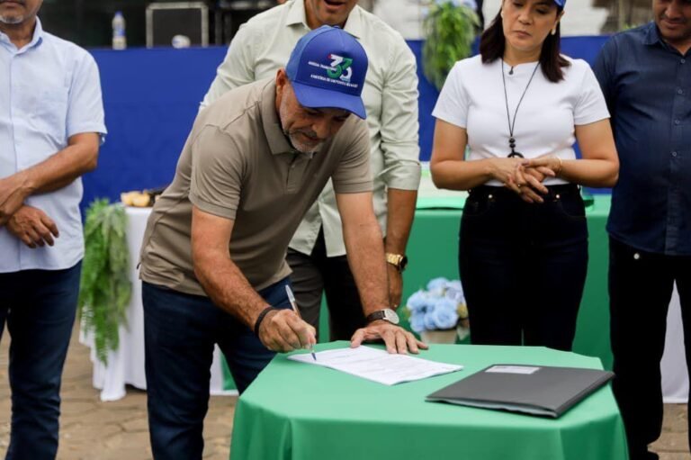 Barbary participa da assinatura da ordem de serviço para pavimentação e abastecimento de água em Marechal Thaumaturgo