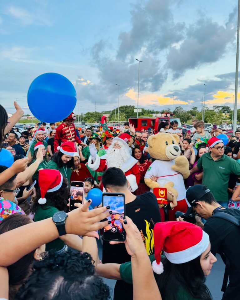 CRIANÇAS SE ENCANTAM COM A CHEGADA DO PAPAI NOEL NO VIA VERDE SHOPPING