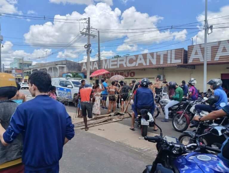 Moradores bloqueiam Ponte da União em protesto após quase  uma semana sem água; fluxo já foi liberado
