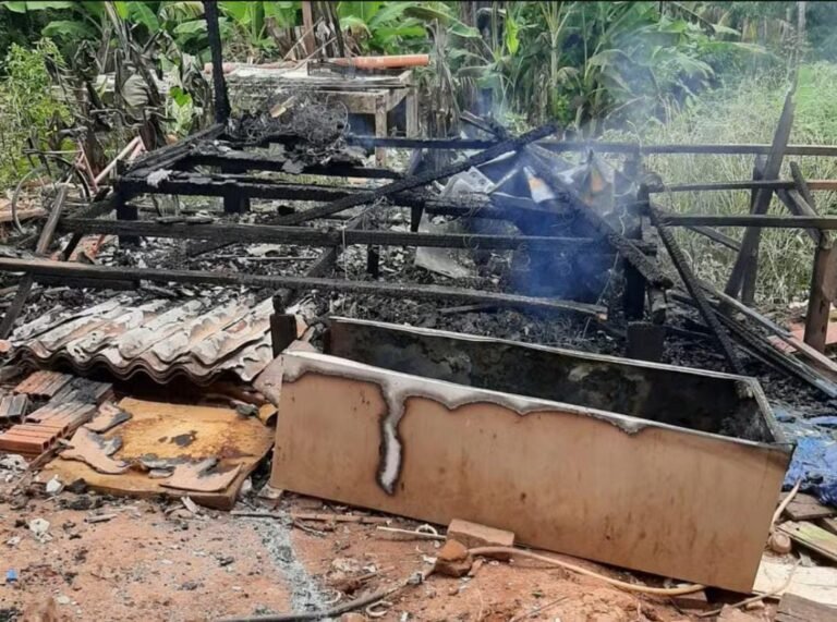 Irmãos de 6 e 7 anos deixados sozinhos em casa pela mãe escapam de incêndio no AC