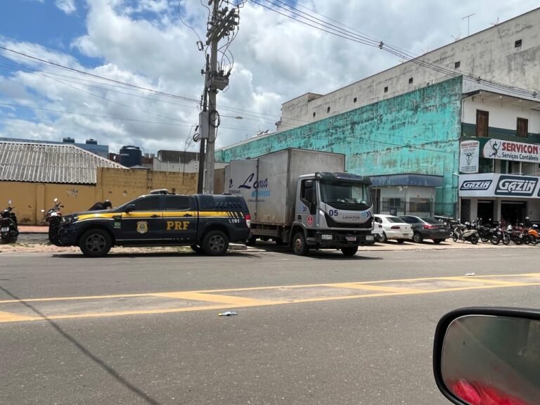 PRF apreende quase 8 kg de folhas de coca em caminhão de transportadora em Cruzeiro do Sul