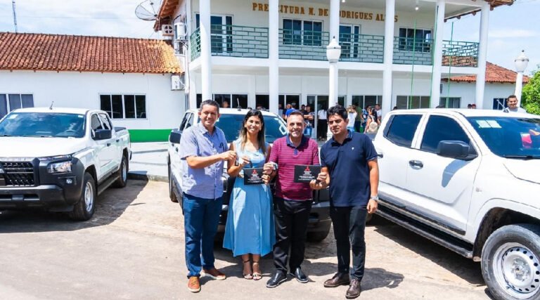 Zezinho Barbary entrega caminhonetes para fortalecer a Saúde de Rodrigues Alves