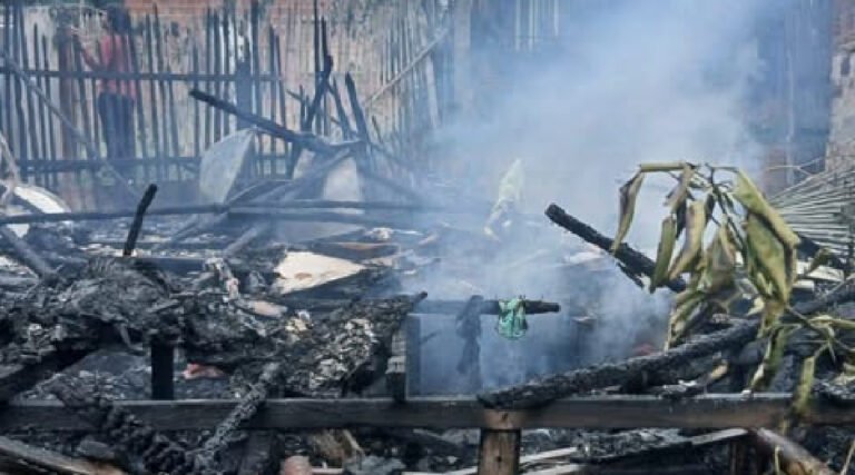 Casa é destruída por incêndio em Cruzeiro do Sul; mulher suspeita que ex-companheiro tenha causado o fogo