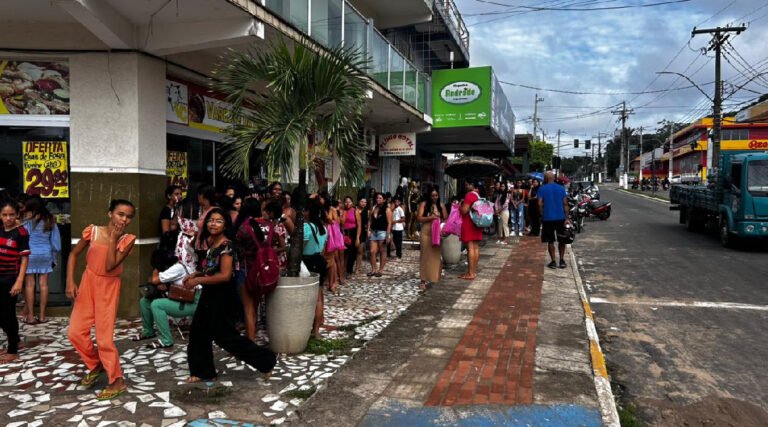 Black Friday movimenta comércio em Cruzeiro do Sul e forma filas desde as primeiras horas do dia
