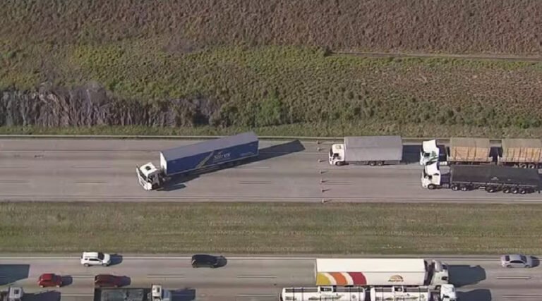 Caminhão que saiu do Acre fica atravessado em rodovia de SP e motorista é resgatado após suposto sequestro com explosivos