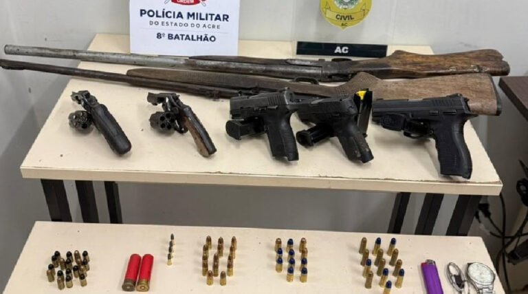 Seis homens são presos e adolescente apreendido após ataque a casas no Acre; armas e munições são apreendidas