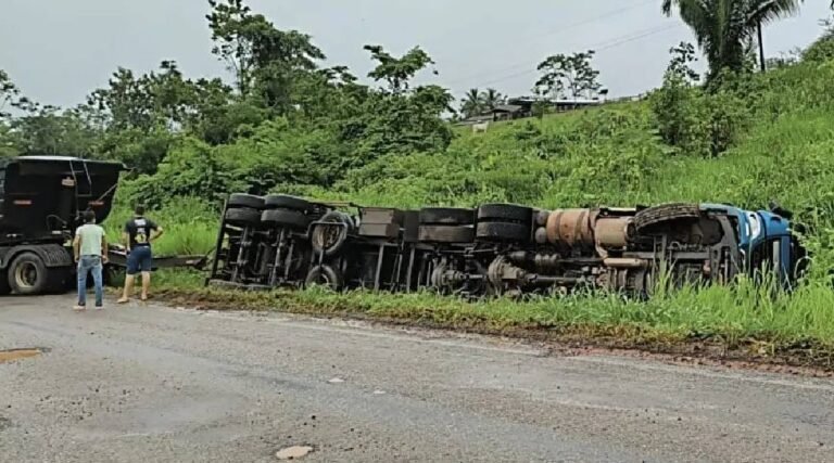 Mais um caminhão tomba em trecho esburacado da BR-364 no Acre