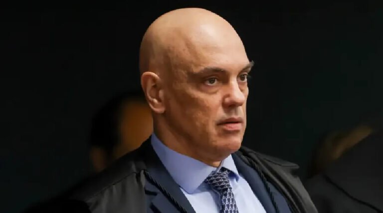 Em decisão, Moraes cita “eventual tentativa de fuga” de Bolsonaro