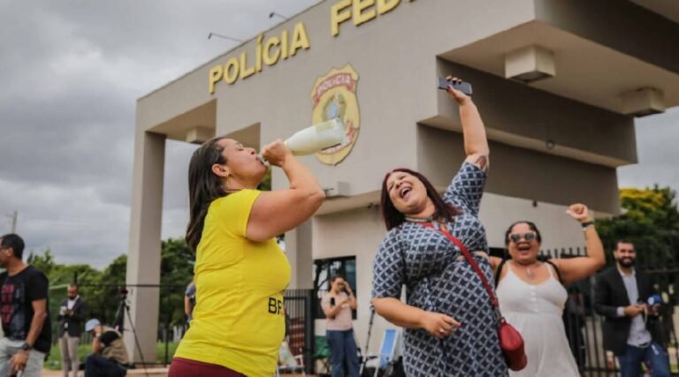 Comemorações e embates: Saiba como está a movimentação na porta da PF após prisão de Bolsonaro