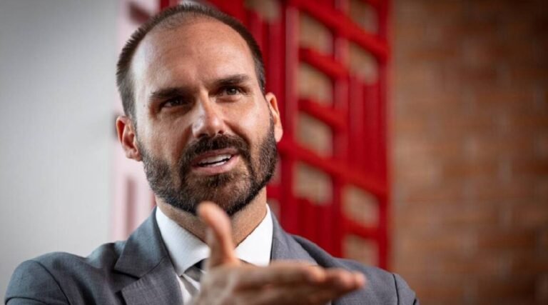 Eduardo Bolsonaro se manifesta sobre prisão do pai