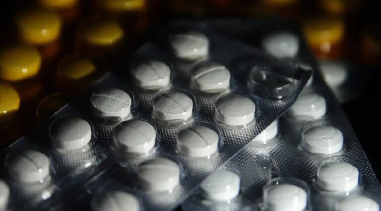 Bolsonaro culpa remédios por ter mexido em tornozeleira; psiquiatras falam em delírio