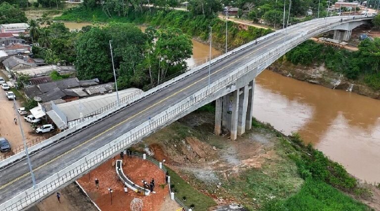 Governo orienta pedestres e ciclistas sobre uso da nova Ponte da Sibéria em Xapuri