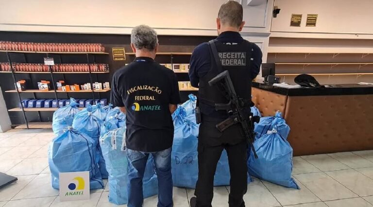 Operação Black Friday apreende mais de 60 itens irregulares, como celulares, tablets e carregadores, em Rio Branco