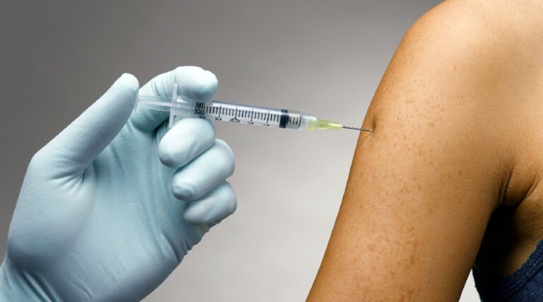 Acre recebe novo lote de vacina contra vírus sincicial respiratório; imunização de gestantes começa ainda este mês