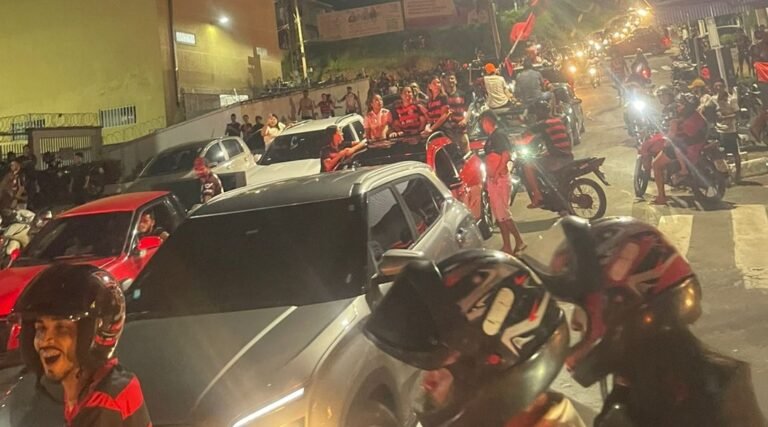 Flamenguistas tomam as ruas de Cruzeiro do Sul em carreata após título da Libertadores