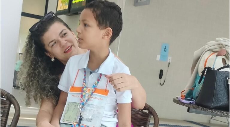 Menino autista de 8 anos é retirado de voo em Cruzeiro do Sul; mãe denuncia falta de preparo da companhia aérea