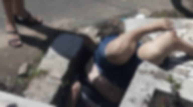 Passageira de mototáxi sofre graves fraturas ao cair em bueiro após acidente no bairro Cruzeirão