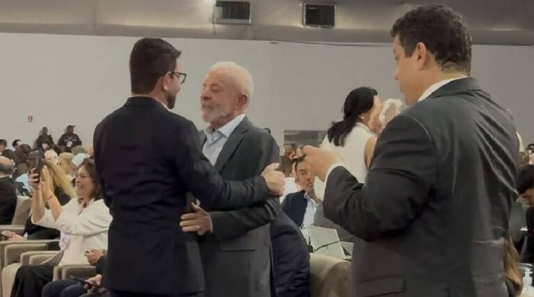 Gladson Cameli abraça presidente Lula e participa da abertura da COP-30, em Belém