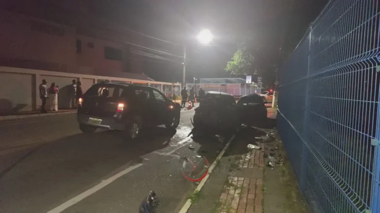 Em Rio Branco, acidente envolvendo três veículos e deixa mulher ferida na Nações Unidas