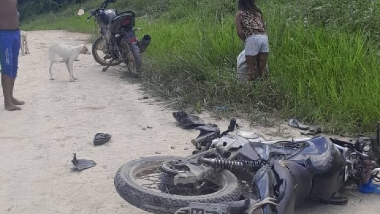 Em Cruzeiro do Sul, colisão deixa motociclistas gravemente feridos no interior