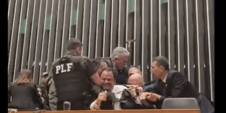 glauber-braga-e-retirado-a-forca-apos-ocupar-mesa-da-camara