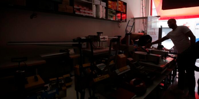 quatro-dias-apos-ventania,-sp-tem-mais-de-60-mil-clientes-sem-luz quatro-dias-apos-ventania,-sp-tem-mais-de-60-mil-clientes-sem-luz