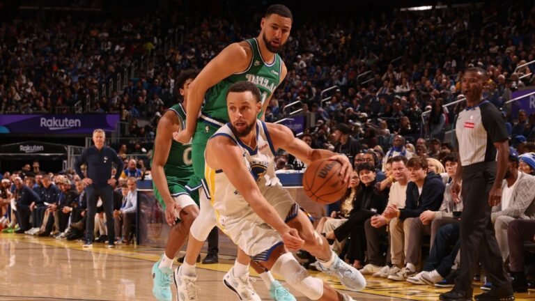 com-feito-historico-de-curry,-warriors-vencem-dallas-e-embalam-na-nba