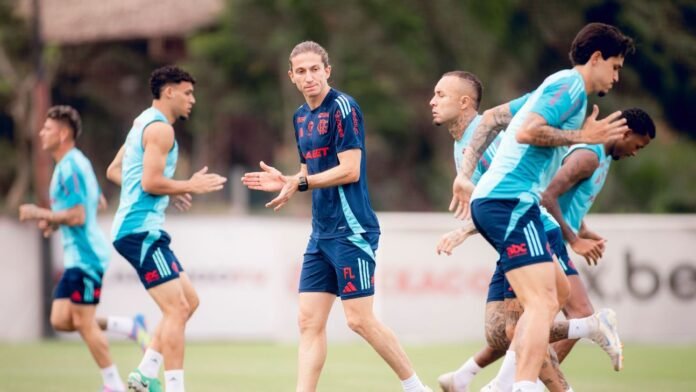 jogadores-do-flamengo-fazem-coro-por-permanencia-de-filipe-luis-e-ex-parceiro-brinca: