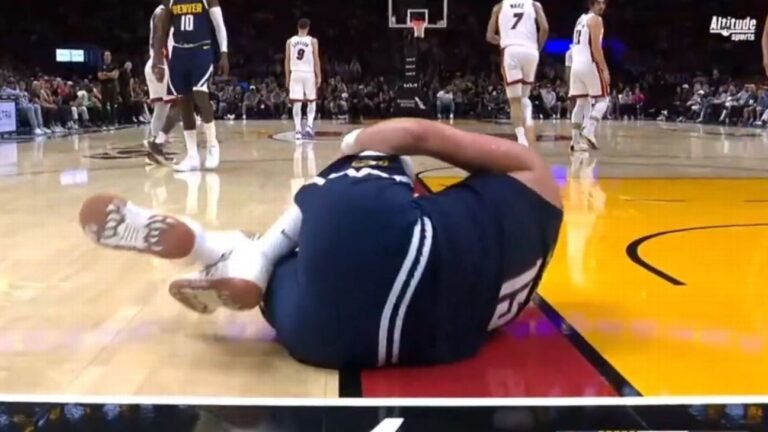 jokic-lesiona-o-joelho,-sai-de-quadra-e-preocupa-denver-nuggets