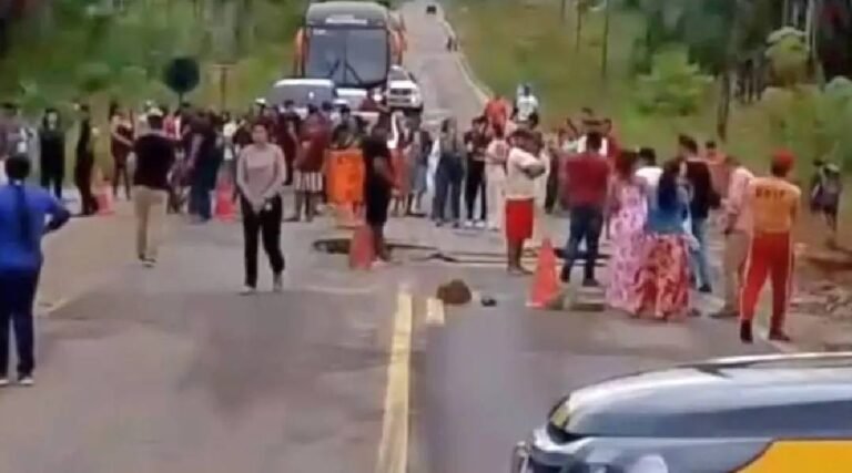Chuvas provocam cratera e interditam a BR-364 em Cruzeiro do Sul, isolando o Vale do Juruá
