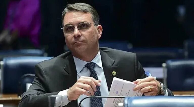Flávio fala em iniciar negociações e pede mobilização para aprovar anistia