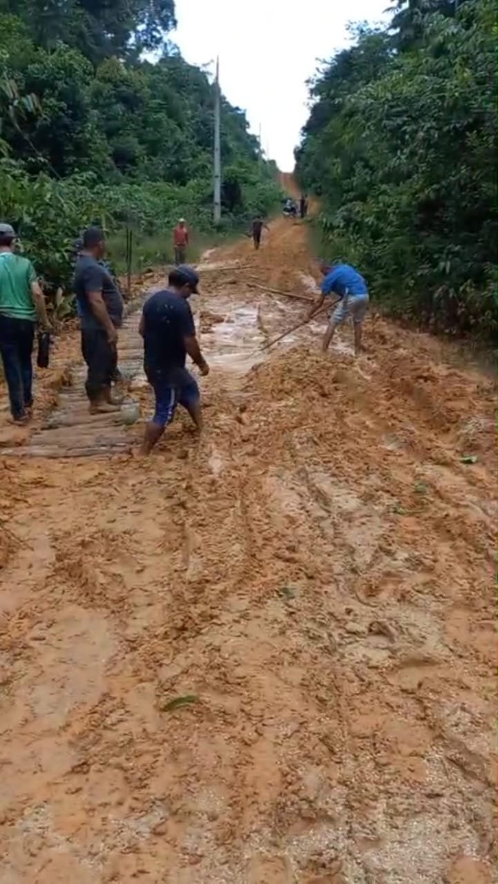 Moradores do Ramal do Pelado pedem intervenção urgente diante de atoleiros que isolam a comunidade: DERACRE se manifesta