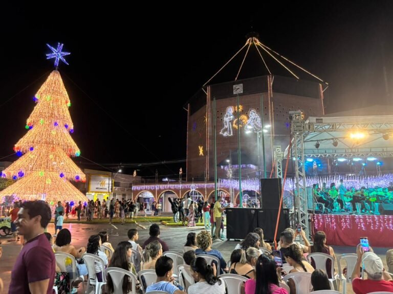 Cruzeiro do Sul inaugura iluminação natalina na Praça Orleir Cameli
