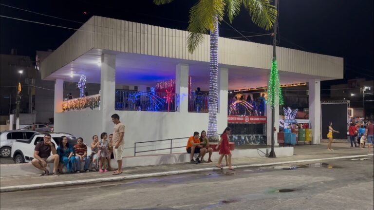 Durante inauguração das luzes de Natal, Prefeito anuncia mudança do coreto da Praça Orleir Cameli